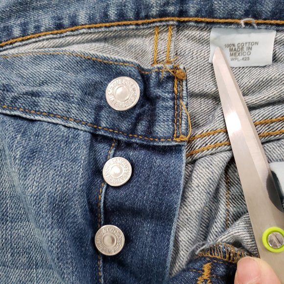 LEVI'S Men's Distressed 501 button Fly - Picture 5 of 6